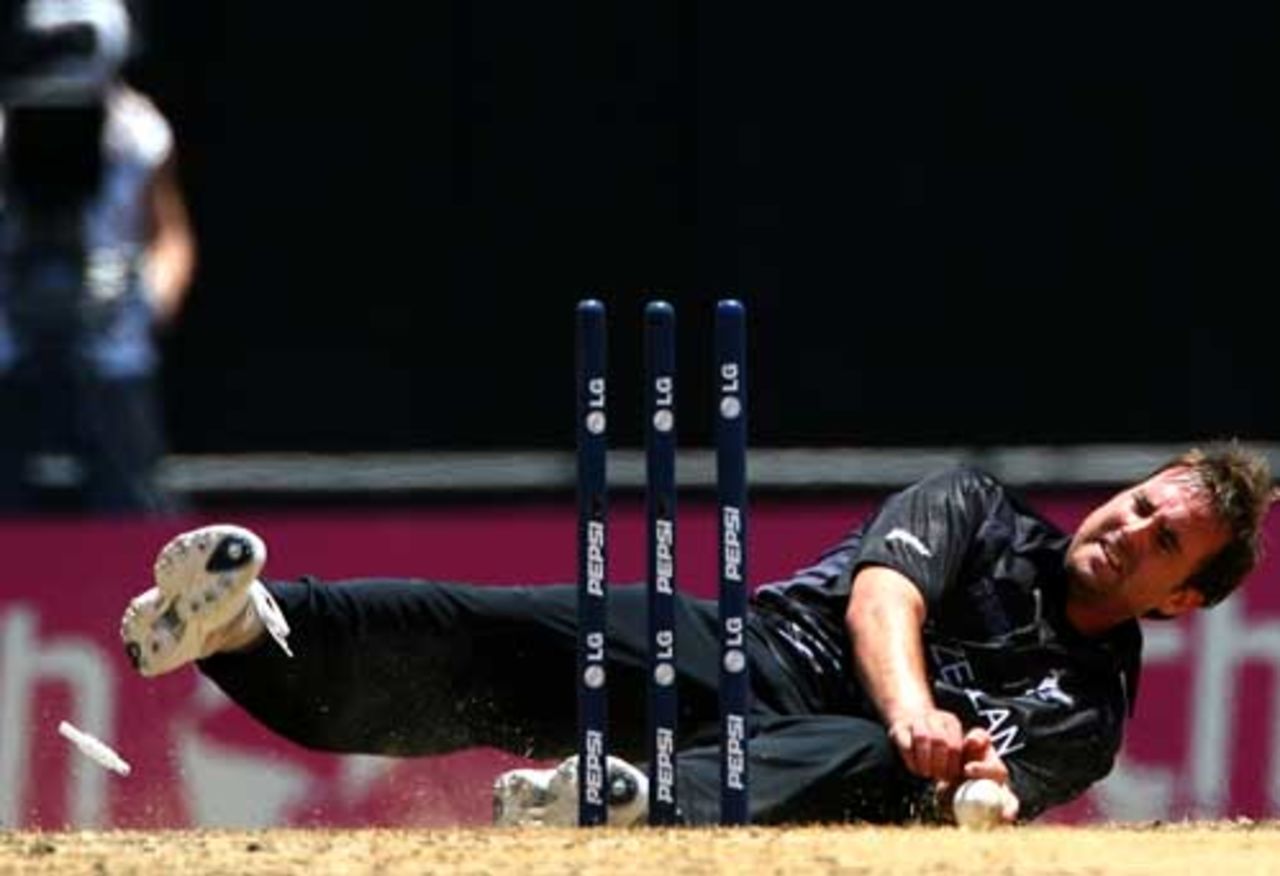 Mark Gillespie of attempts an unsuccessful run-out, Australia v New Zealand, Super Eights, Grenada, April 20, 2007