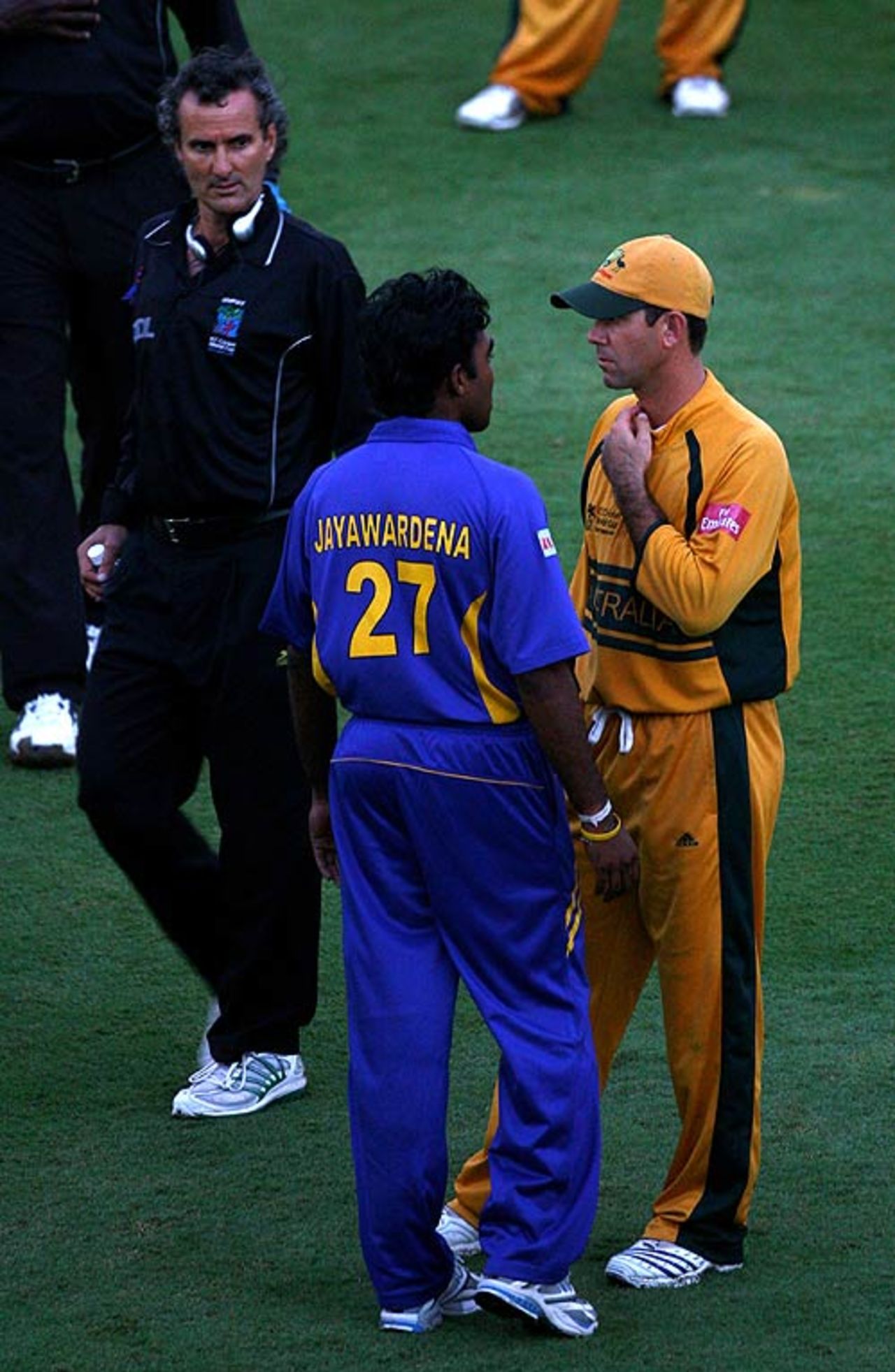 Ricky Ponting and Mahela Jayawardene discuss the light, Australia v Sri Lanka, World Cup final, Barbados, April 28, 2007