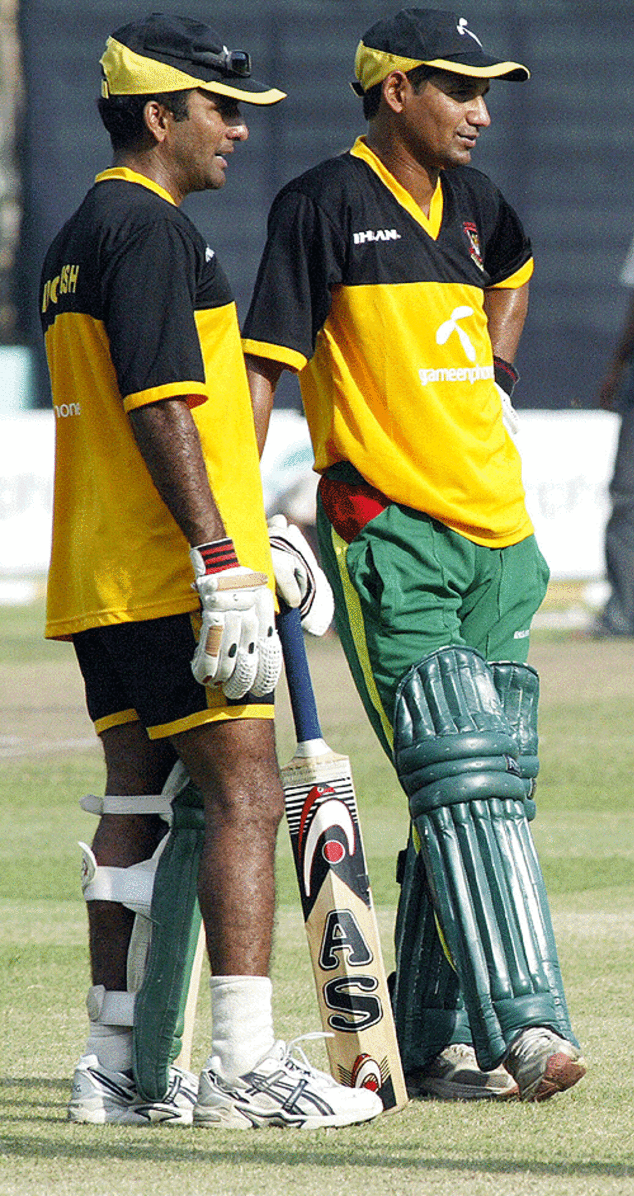 Javed Omar (left) chats with captain Habibul Bashar during practice at Mirpur, May 11, 2007