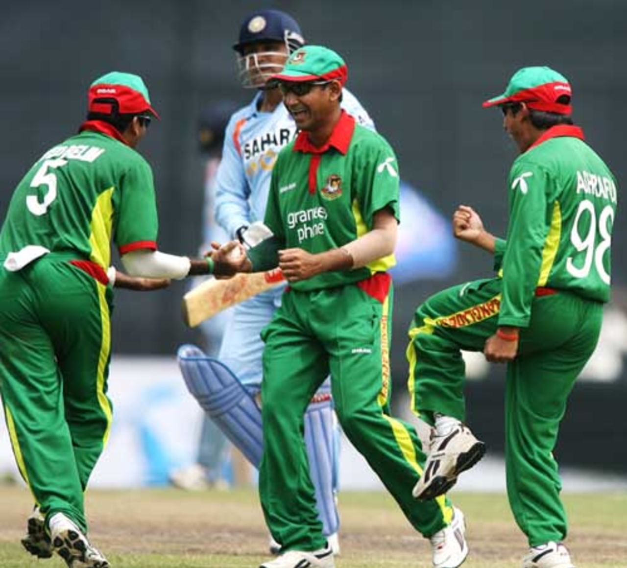 Bangladesh celebrate the dismissal of Virender Sehwag for 21, Bangladesh v India, 2nd ODI, Mirpur, May 12, 2007