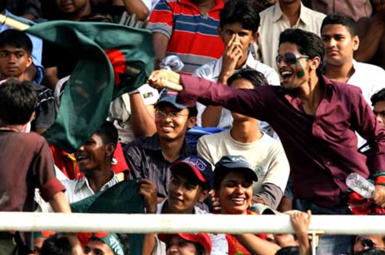 Bangladesh fans enjoy the weekend match, Bangladesh v India, 2nd ODI, Mirpur, May 12, 2007