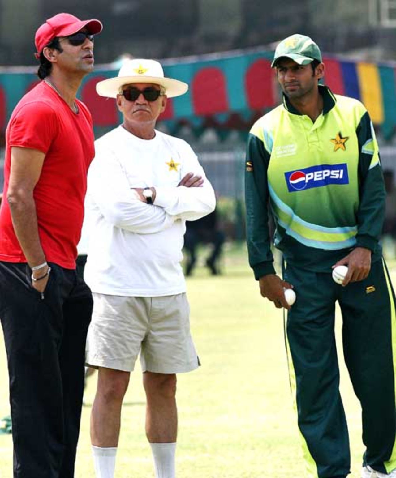 Wasim Akram talks to Talat Ali and Shoaib Malik at the Gaddafi Stadium, Lahore, May 13, 2007