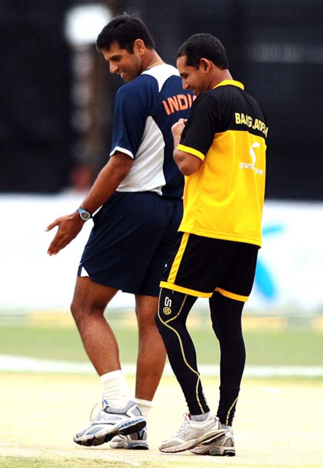 Rahul Dravid and Habibul Bashar  inspect the pitch at Chittagong, May 15, 2007