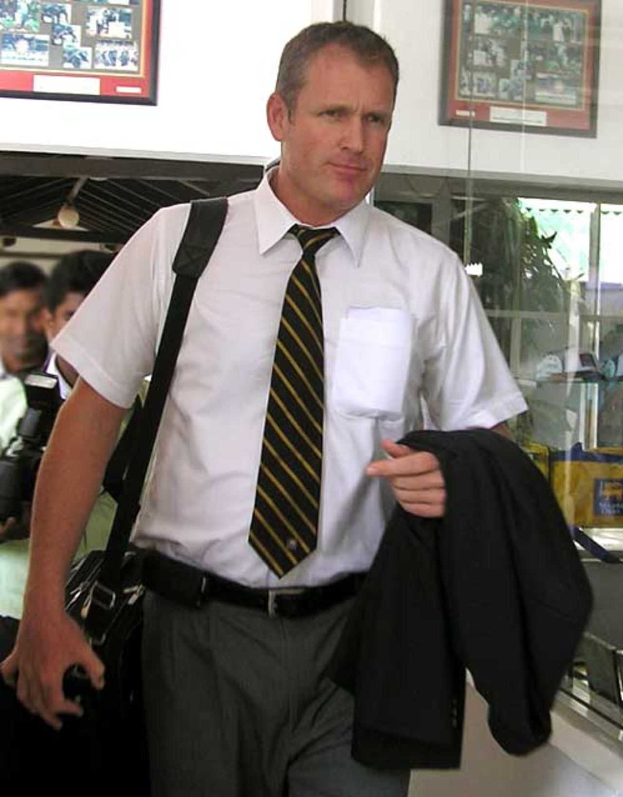 Tom Moody sets off for his final assignment with the Sri Lankan team, Colombo, May 15, 2007