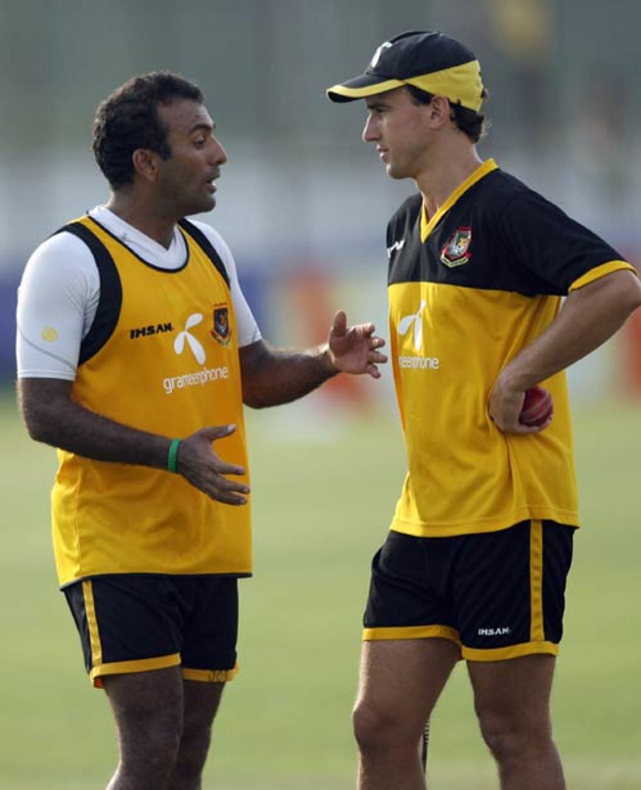 Javed Omar chats with Paul Chapman, Bangladesh's fitness trainer, Chittagong, May 16, 2007