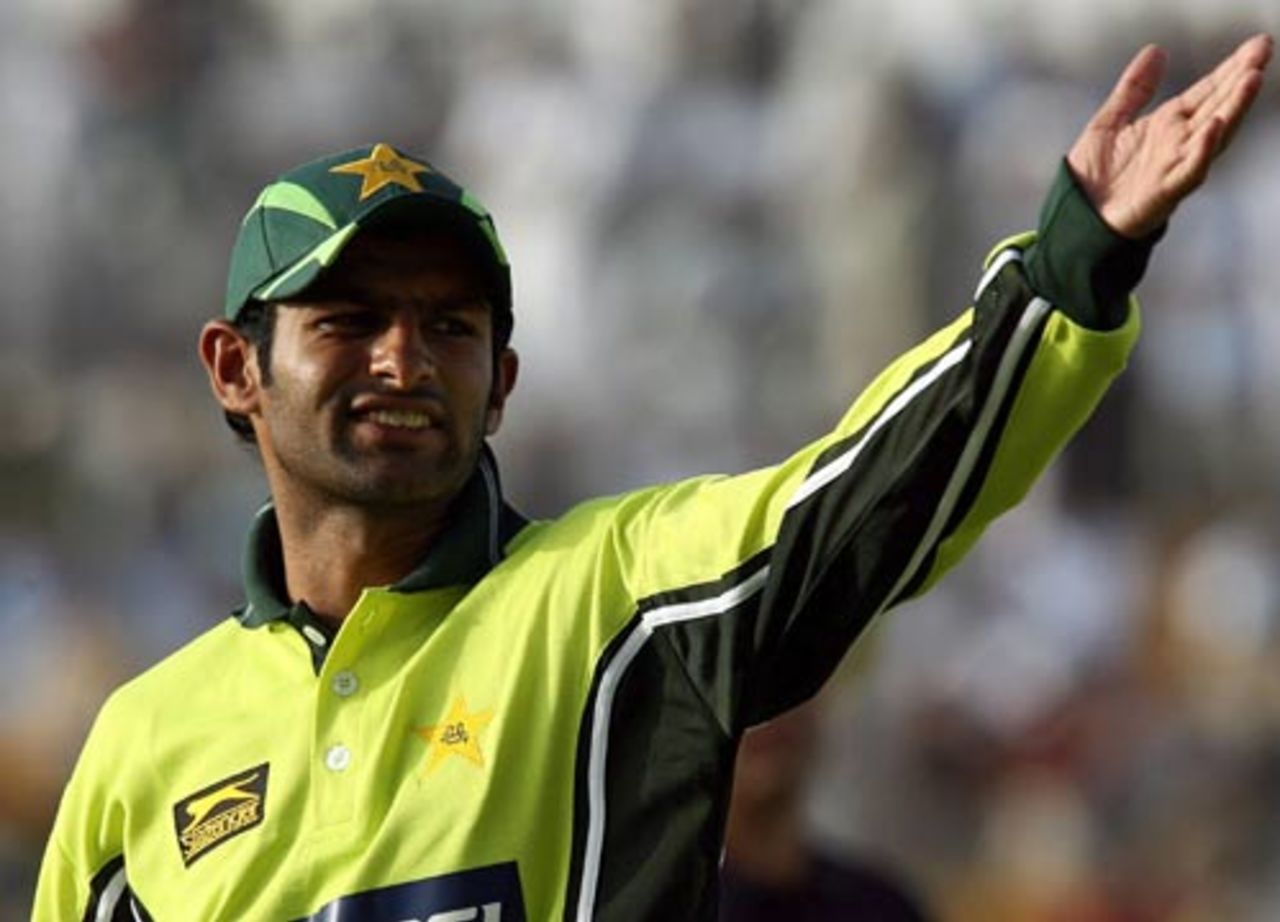 Shoaib Malik marshals his troops in his first game as captain, Pakistan v Sri Lanka, 1st ODI, Abu Dhabi, May 18, 2007