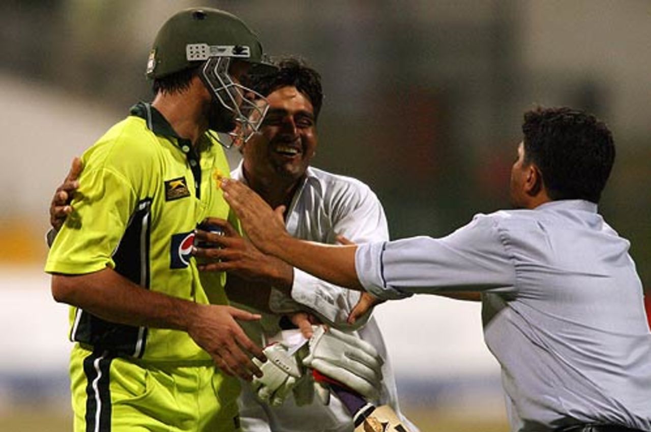 Pakistan fans congratulate Shahid Afridi after Pakistan's victory, Pakistan v Sri Lanka, 1st ODI, Abu Dhabi, May 18, 2007