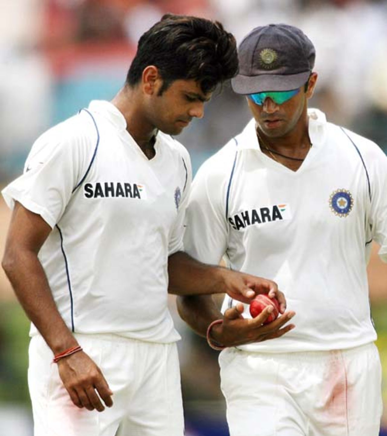 Rahul Dravid has a chat with RP Singh, Bangladesh v India, 1st Test, Chittagong, 4th day, May 21, 2007