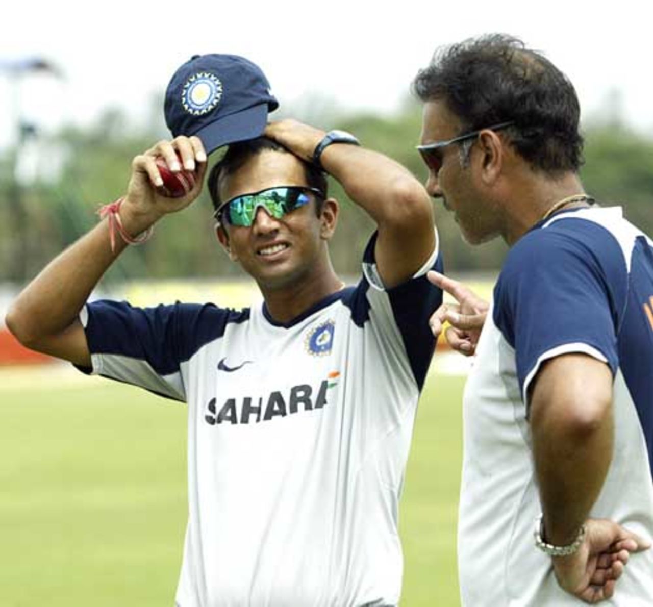 Rahul Dravid and Ravi Shastri have a chat before start of play