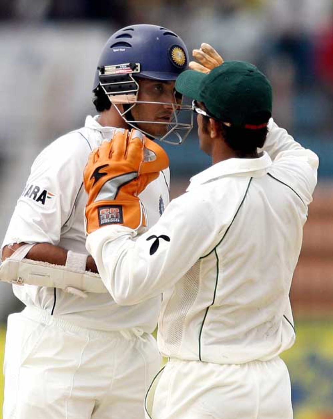 Khaled Masud helps Sourav Ganguly to remove dust from his eyes, Bangladesh v India, 1st Test, Chittagong, 5th day 