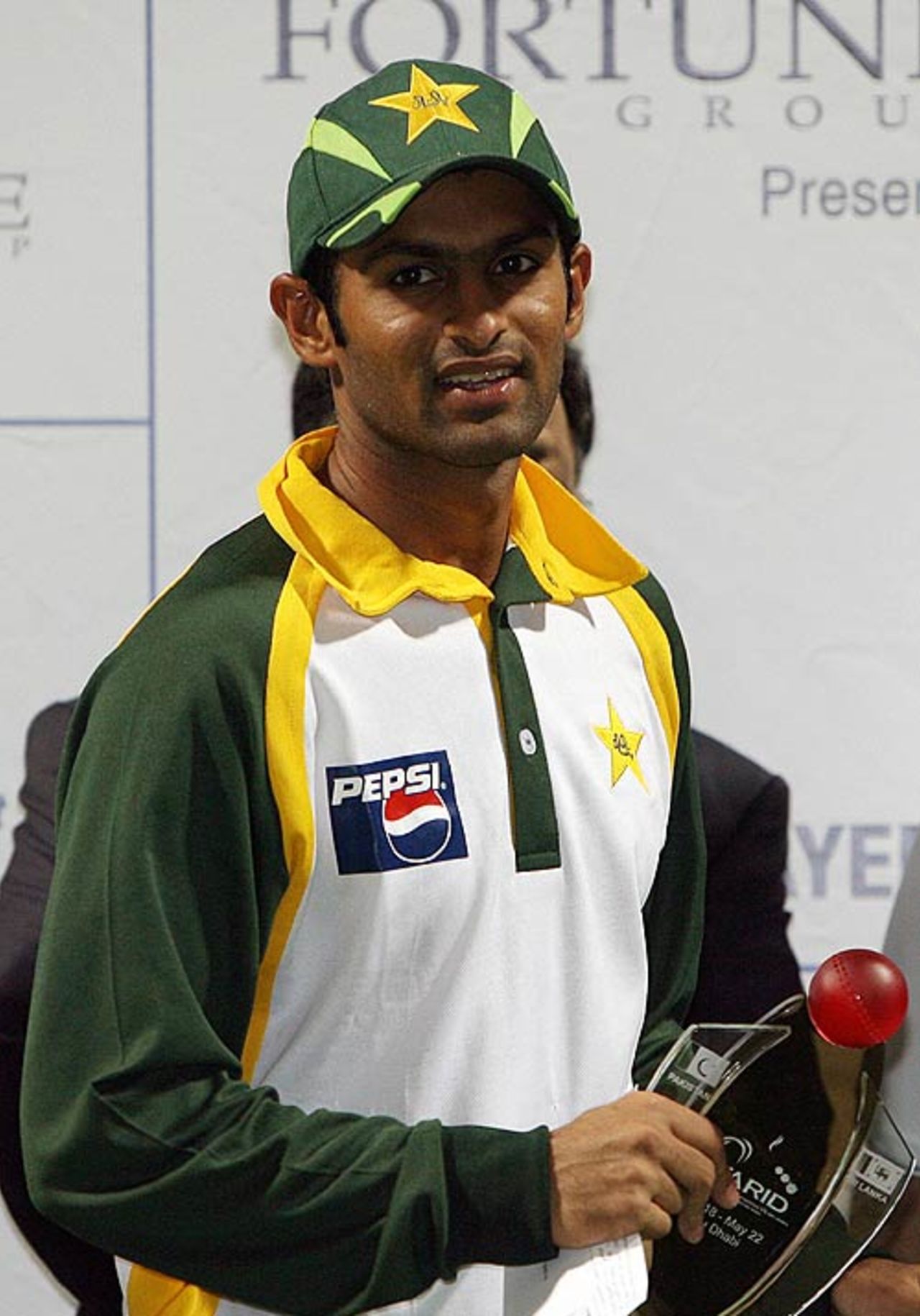 Shoaib Malik picks an award at the post-match ceremony, Pakistan v Sri Lanka, 3rd ODI, Abu Dhabi, May 22, 2007