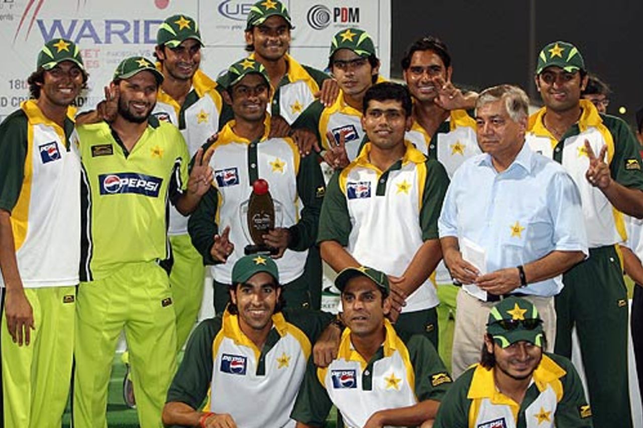 A jubilant Pakistan team after winning the Abu Dhabi series, Pakistan v Sri Lanka, 3rd ODI, Abu Dhabi, May 22, 2007
