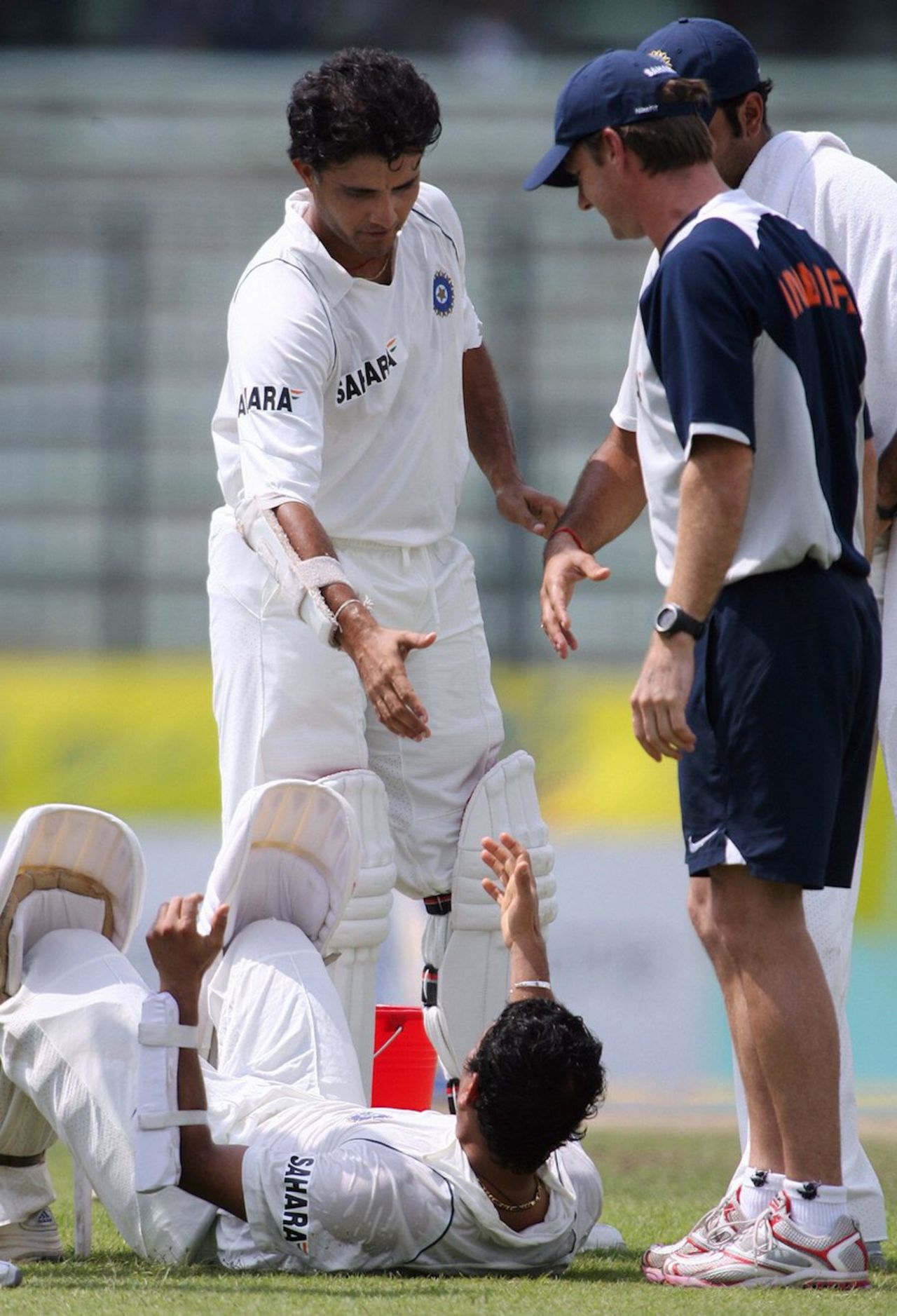 Sourav Ganguly extends a hand to lift a dehydrated  Sachin Tendulkar, Bangladesh v India, 2nd Test, Mirpur, 2nd day, May 26, 2007