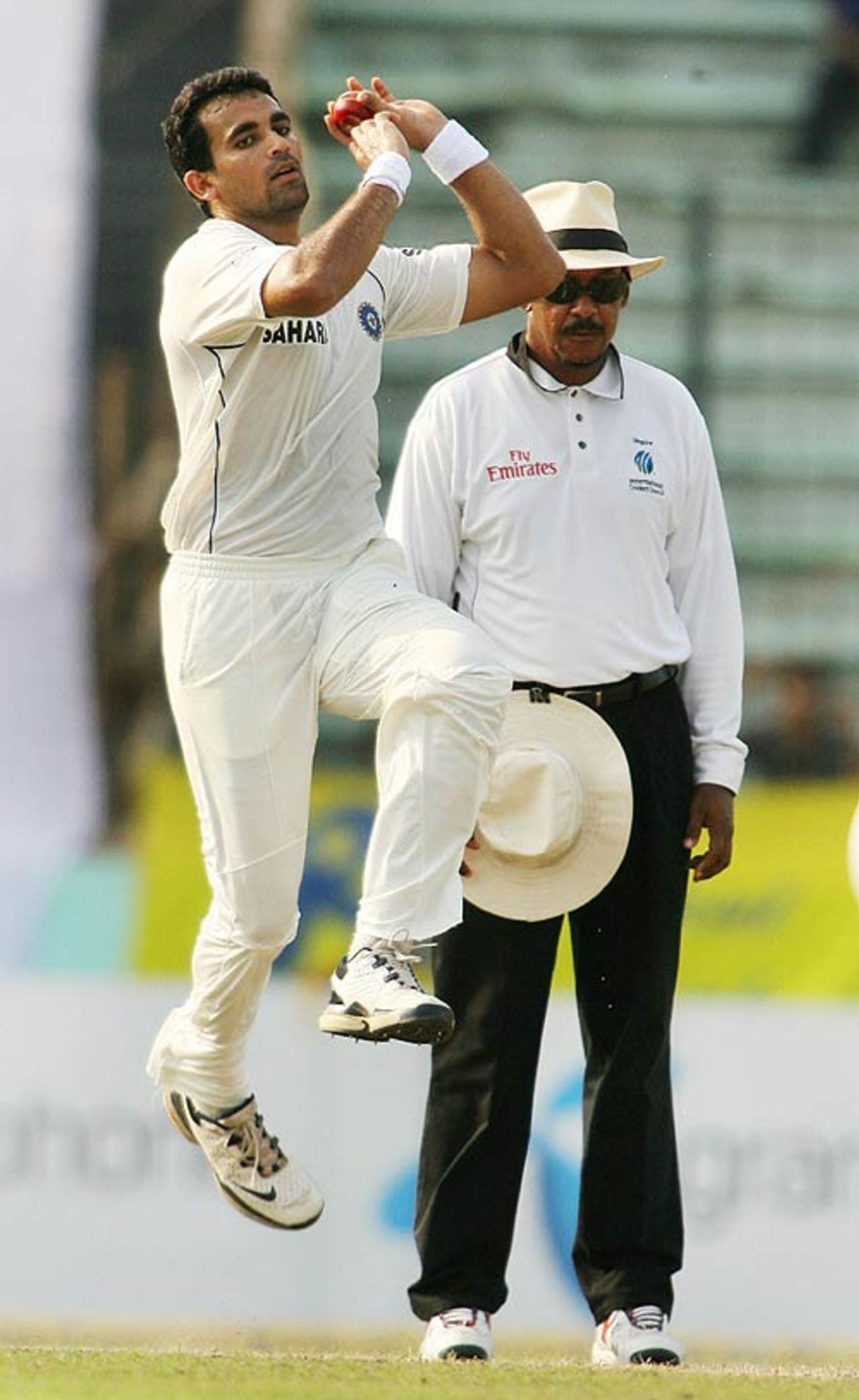 Zaheer Khan prepares to bowl, Bangladesh v India, 2nd Test, Mirpur, 2nd day, May 26, 2007