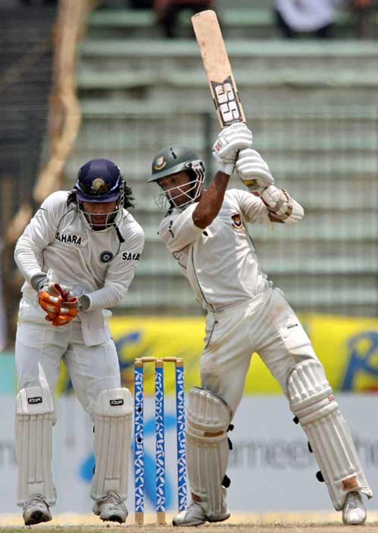 Mahendra Singh Dhoni catches Khaled Mashud, Bangladesh v India, 2nd Test, 3rd day, Mirpur, May 27, 2007