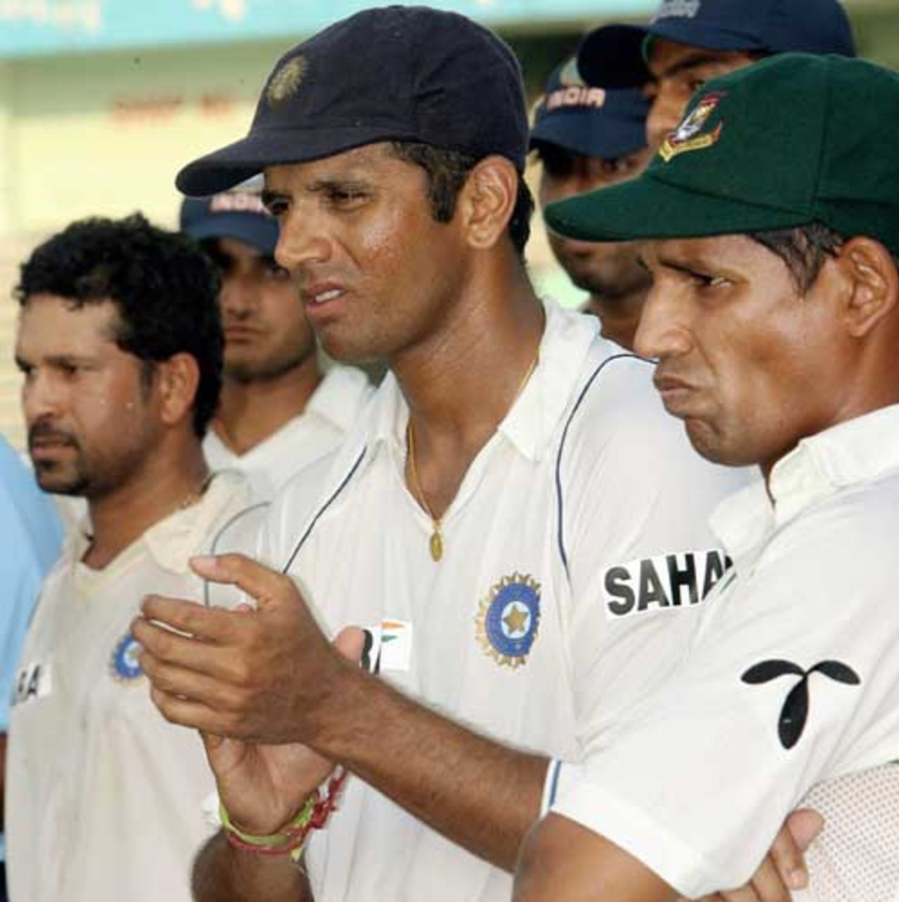 Rahul Dravid and Habibul Bashar applaud as Zaheer Khan picks up the Man of the Match award, Bangladesh v India, 2nd Test, 3rd day, Mirpur, May 27, 2007
