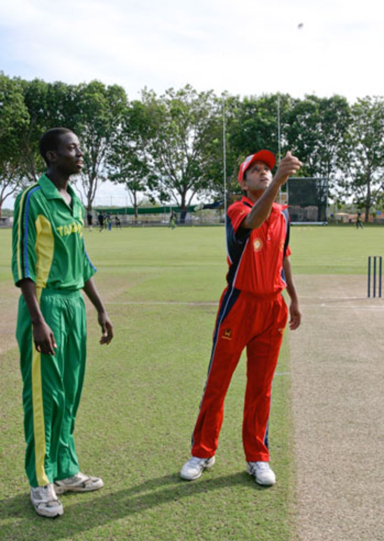 Hong Kong's Ilyas Gull and Tanzania's Hamisi Abdallah at the toss of the coin - WCL Division 3, Darwin 30.05.2007