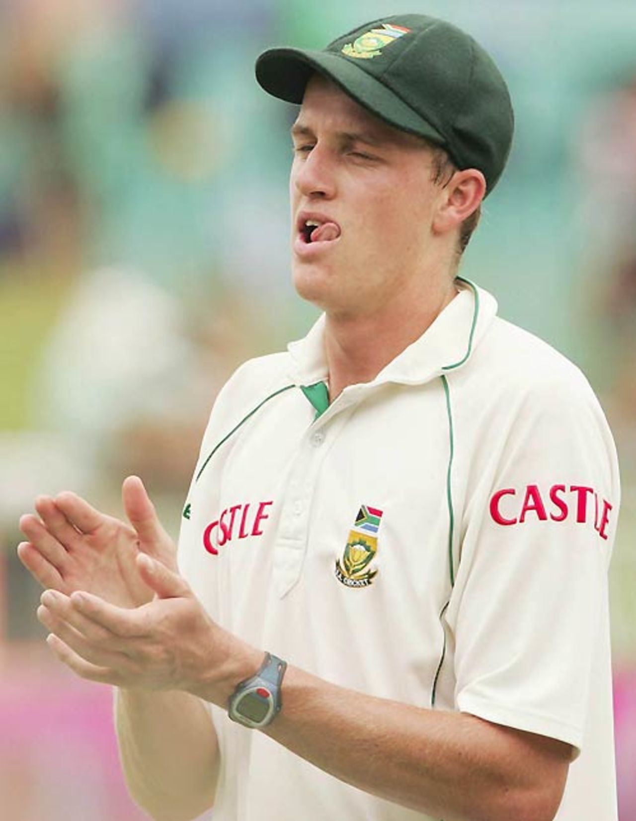 Morne Morkel applauds his team-mates after South Africa bag another wicket, South Africa v India, 2nd Test, Durban, 4th day, December 29, 2006