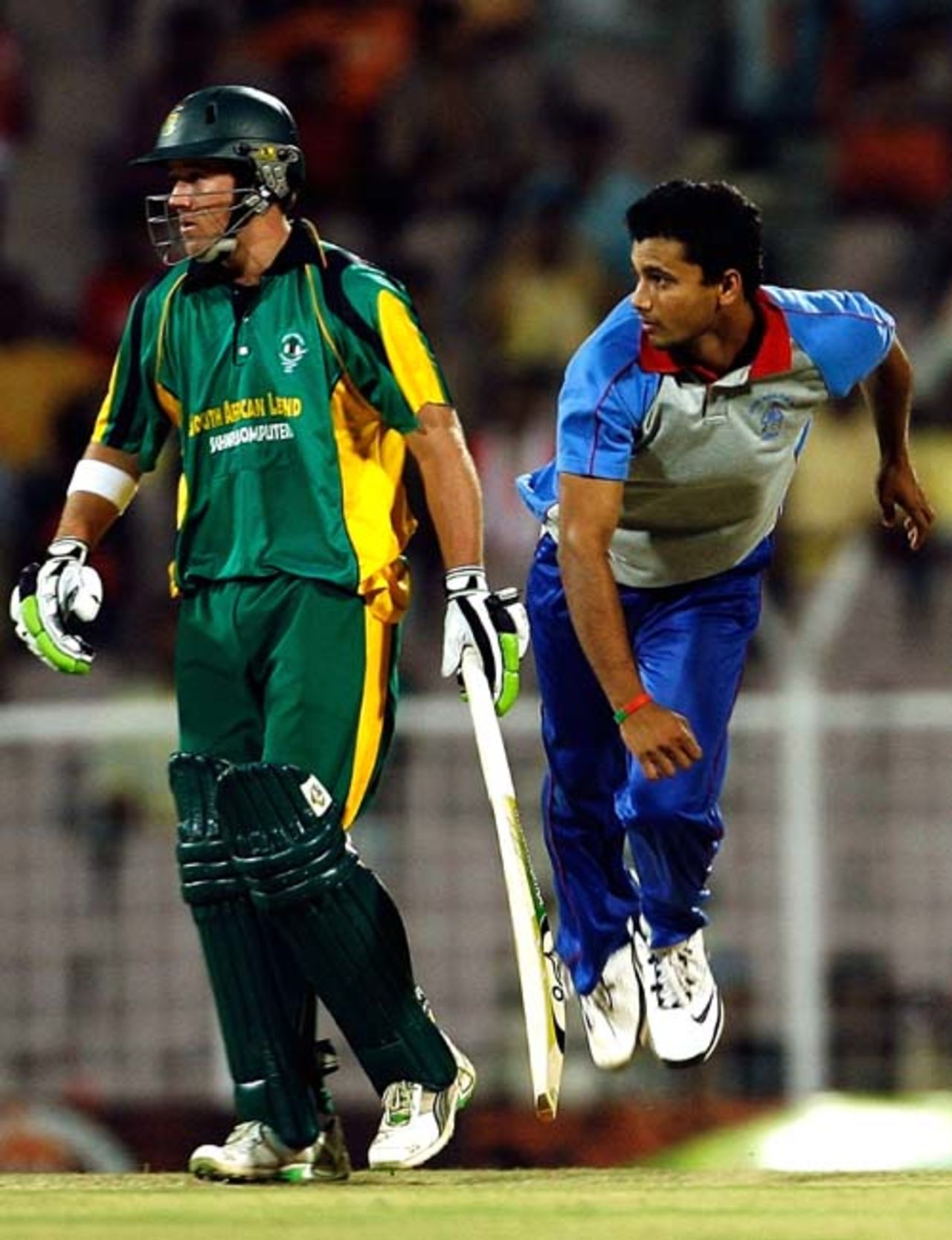 AB deVilliers looks on as  Mashrafe Mortaza is in his follow through during the third ODI of the Afro-Asia Cup at Chennai, June 10, 2007