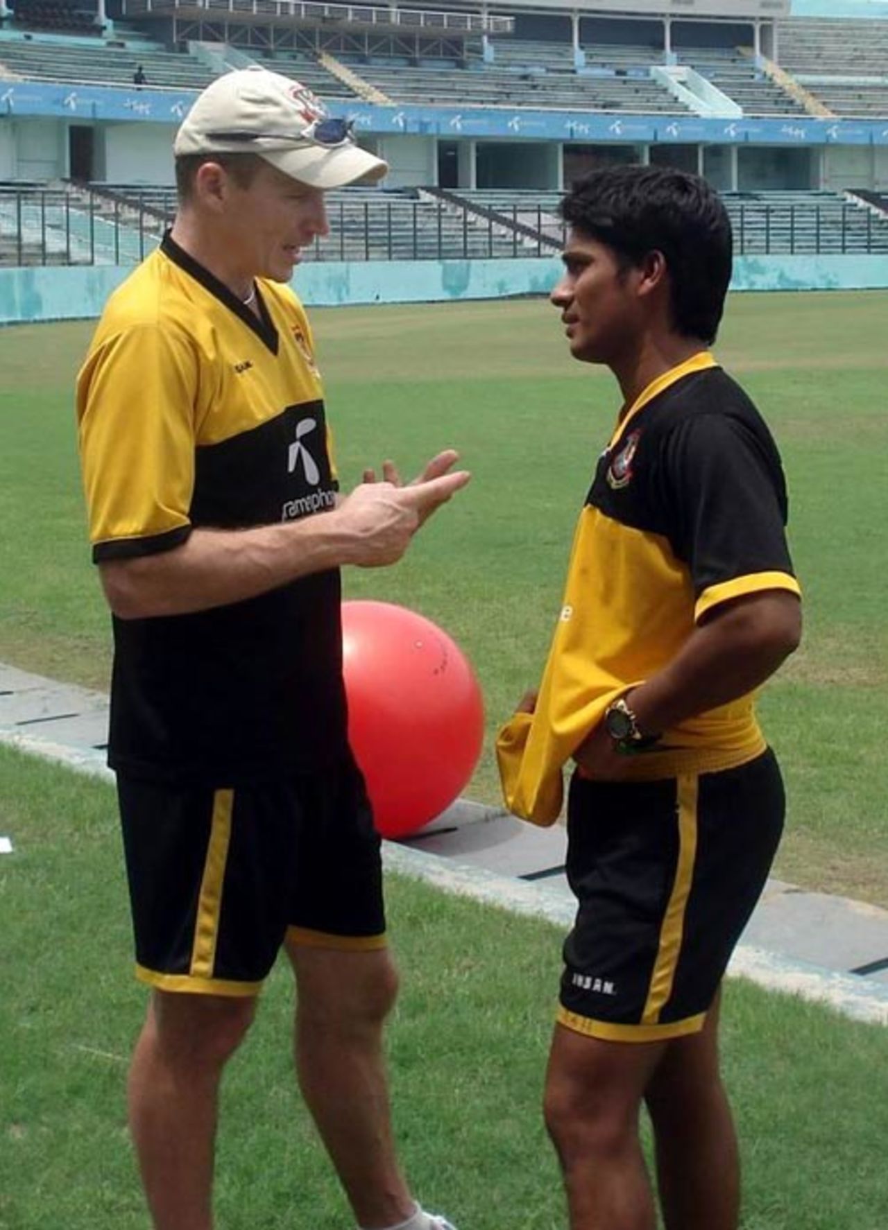 Bangladesh's interim coach Shaun Williams chats to Mohammad Ashraful, Dhaka, June 13, 2007