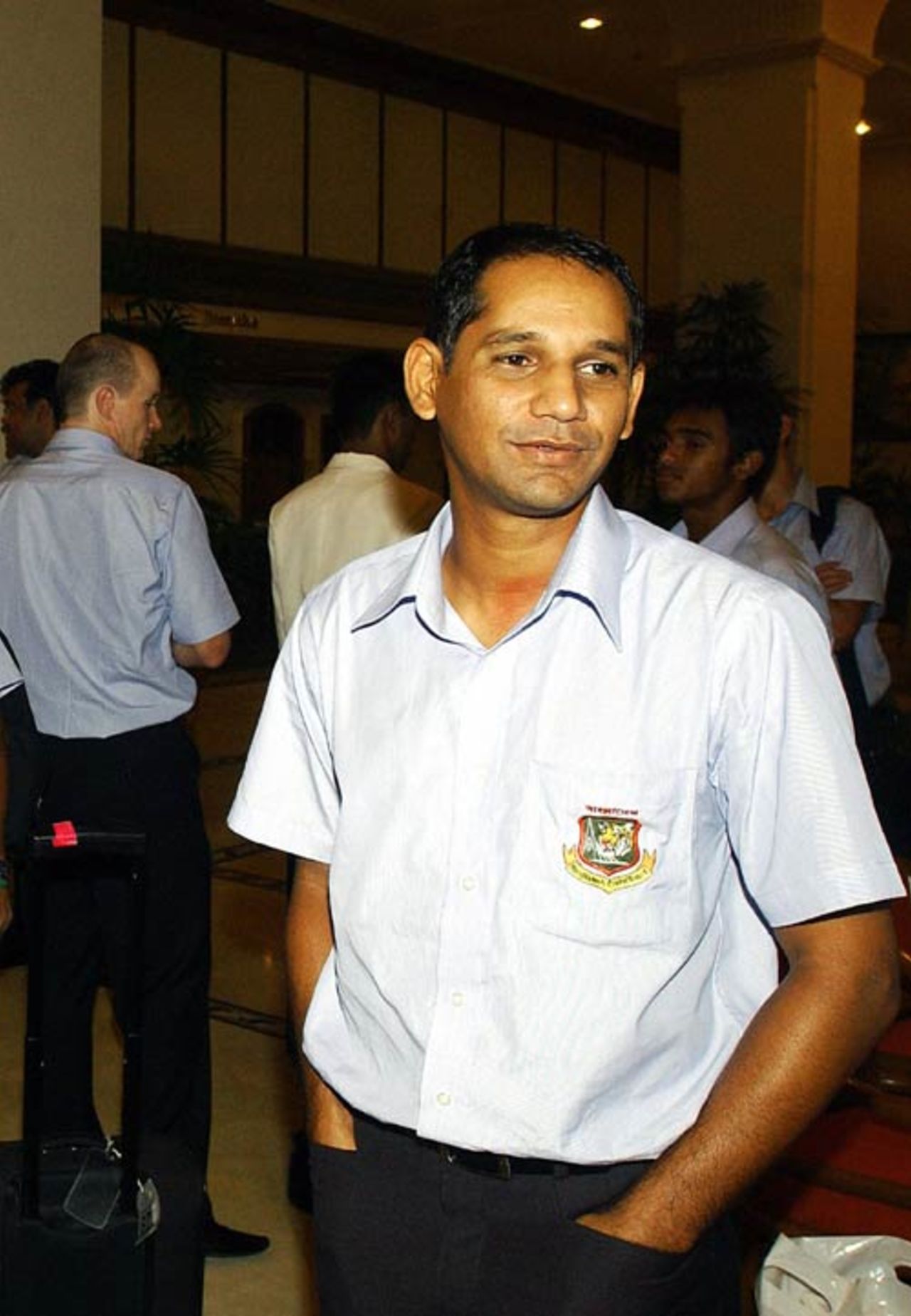 Habibul Bashar arrives at the team hotel in Colombo, June 17, 2006