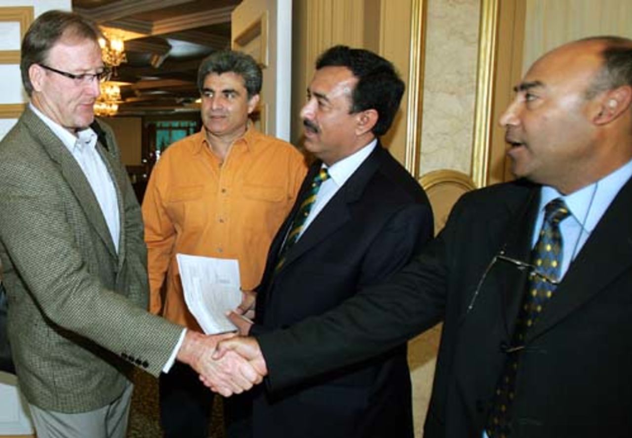 Geoff Lawson shakes hands with Mudassar Nazar after his interview for the Pakistan coaching job, Bhurban, June 18, 2007