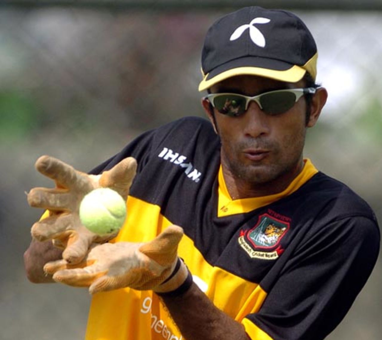 Khaled Mashud takes catches with a tennis ball, Colombo, June 19, 2007