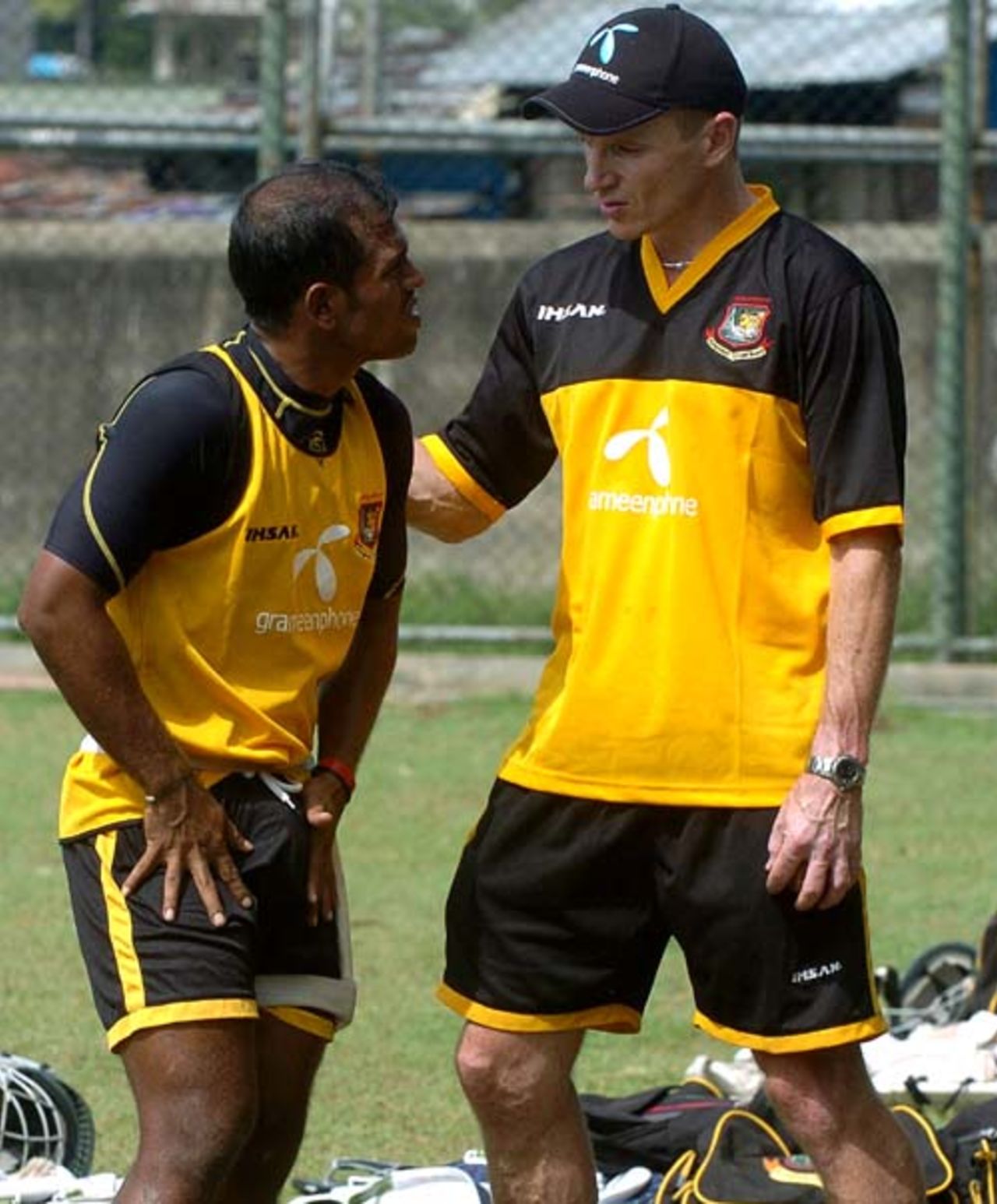 Rajin Saleh speaks with coach Shaun Williams during a net practice session at The R. Premadasa Stadium in Colombo, 19 June 2007.