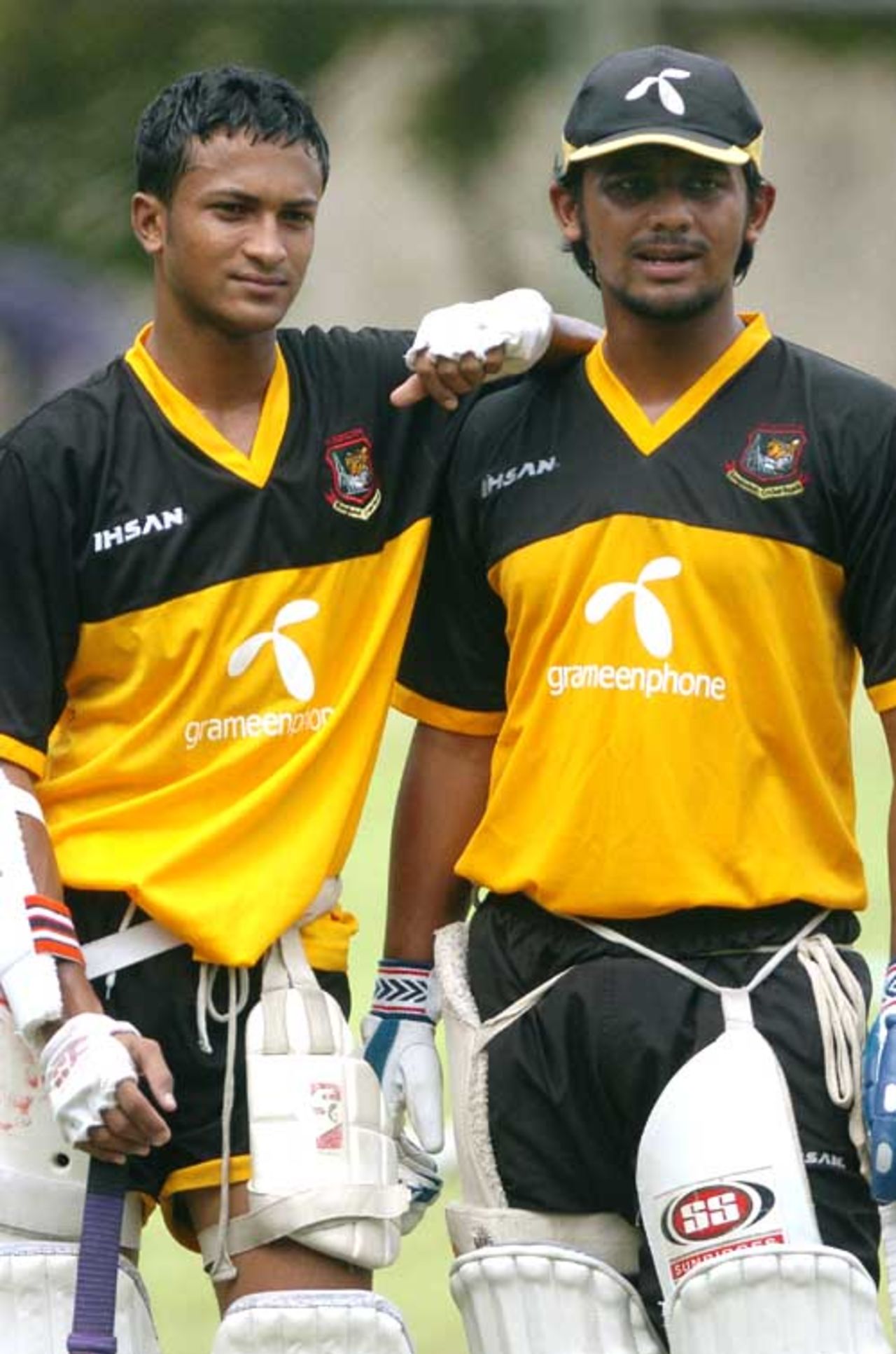 Shakib Al Hasan and Shahriar Nafees Ahmed wait to bat during a net practice session at the  R. Premadasa Stadium in Colombo, 19 June 2007