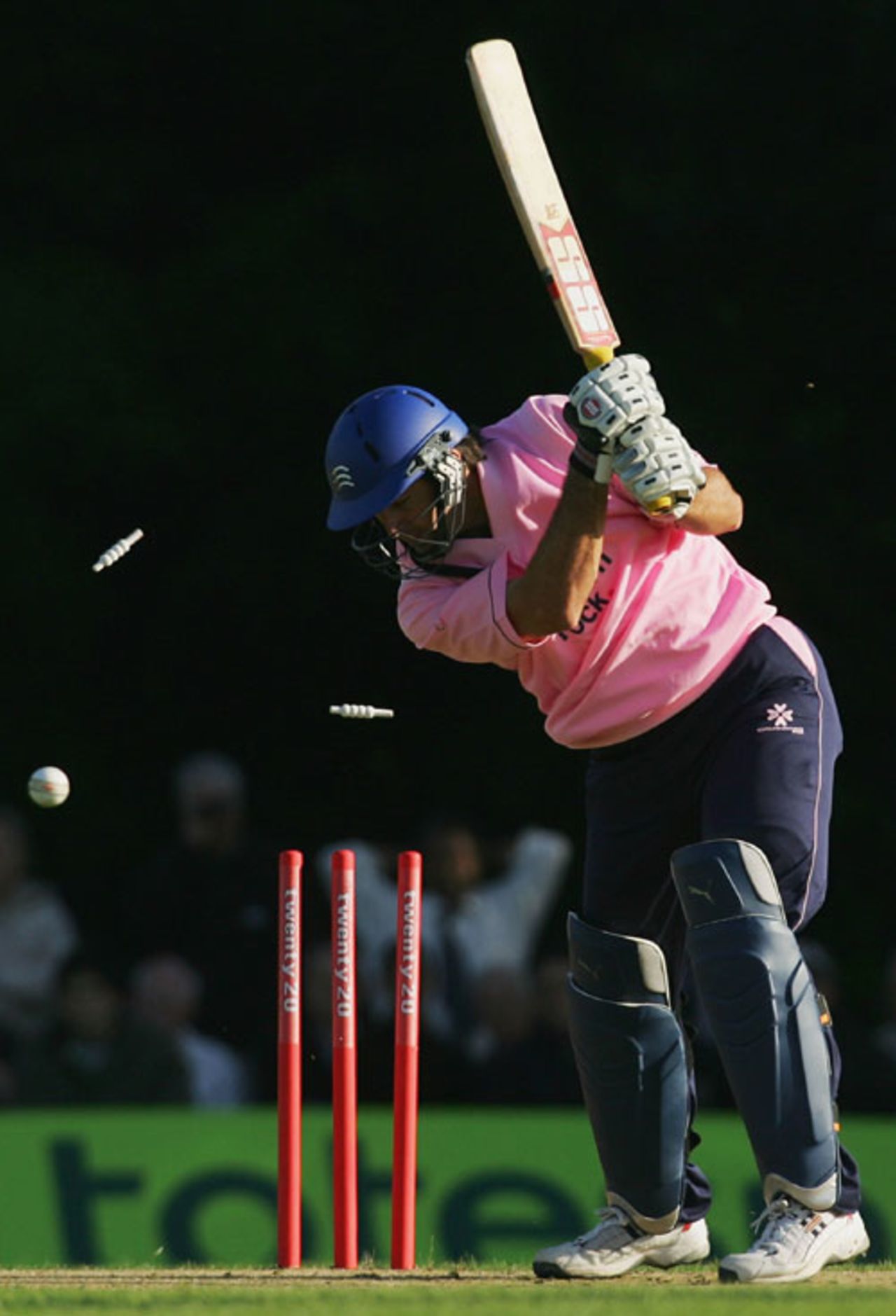 Tyron Henderson is comprehensively cleaned up, Middlesex v Hampshire, Twenty20 Cup, Southgate, June 25, 2007