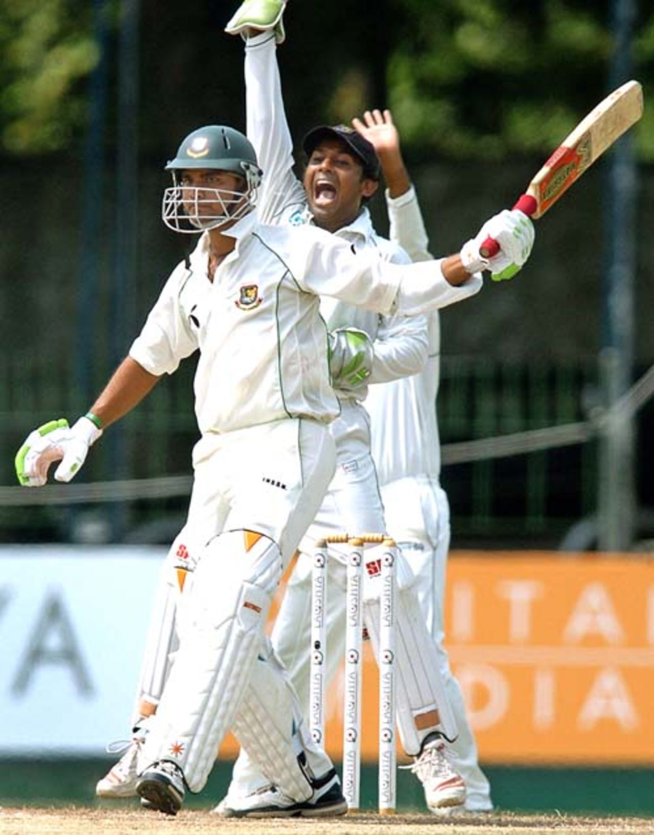 Prasanna Jayawardene successfully appeals for an lbw as Mashrafe Mortaza is trapped in front by Muralitharan, Sri Lanka v Bangladesh, 1st Test, Colombo, 4th day, June 28, 2007