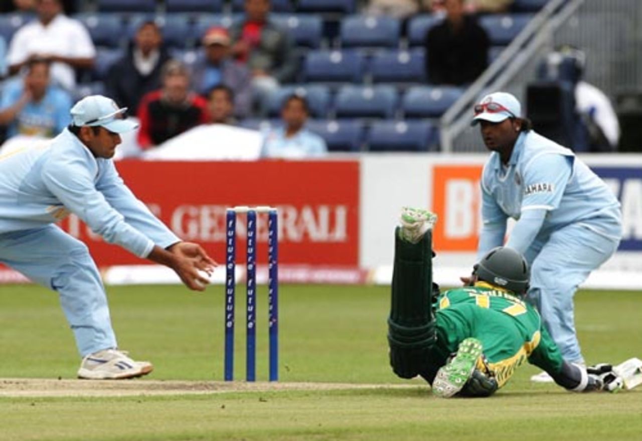AB de Villiers dives in vain as Rahul Dravid gets ready to dislodge the bails, India v South Africa, 2nd ODI, Belfast, June 29, 2007