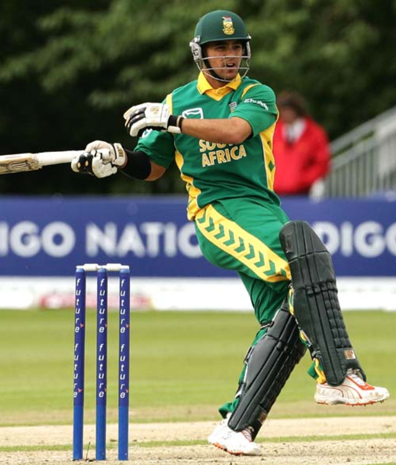 Jean-Paul Duminy loses his grip while attempting a pull shot, India v South Africa, 2nd ODI, Belfast, June 29, 2007