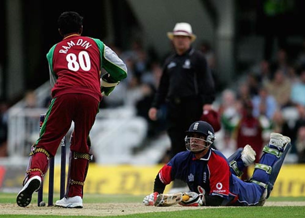 Owais Shah dives to make his ground, England v West Indies, 2nd Twenty20 international, The Oval, June 29, 2007