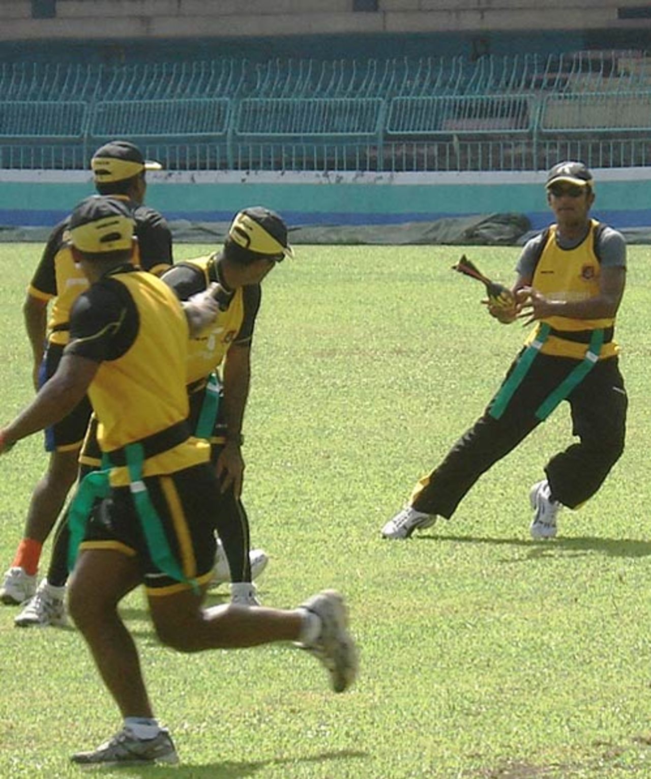 Mehrab Hossain jnr gets into a position to throw down the vortex to complete a touchdown, Colombo, June 30, 2007