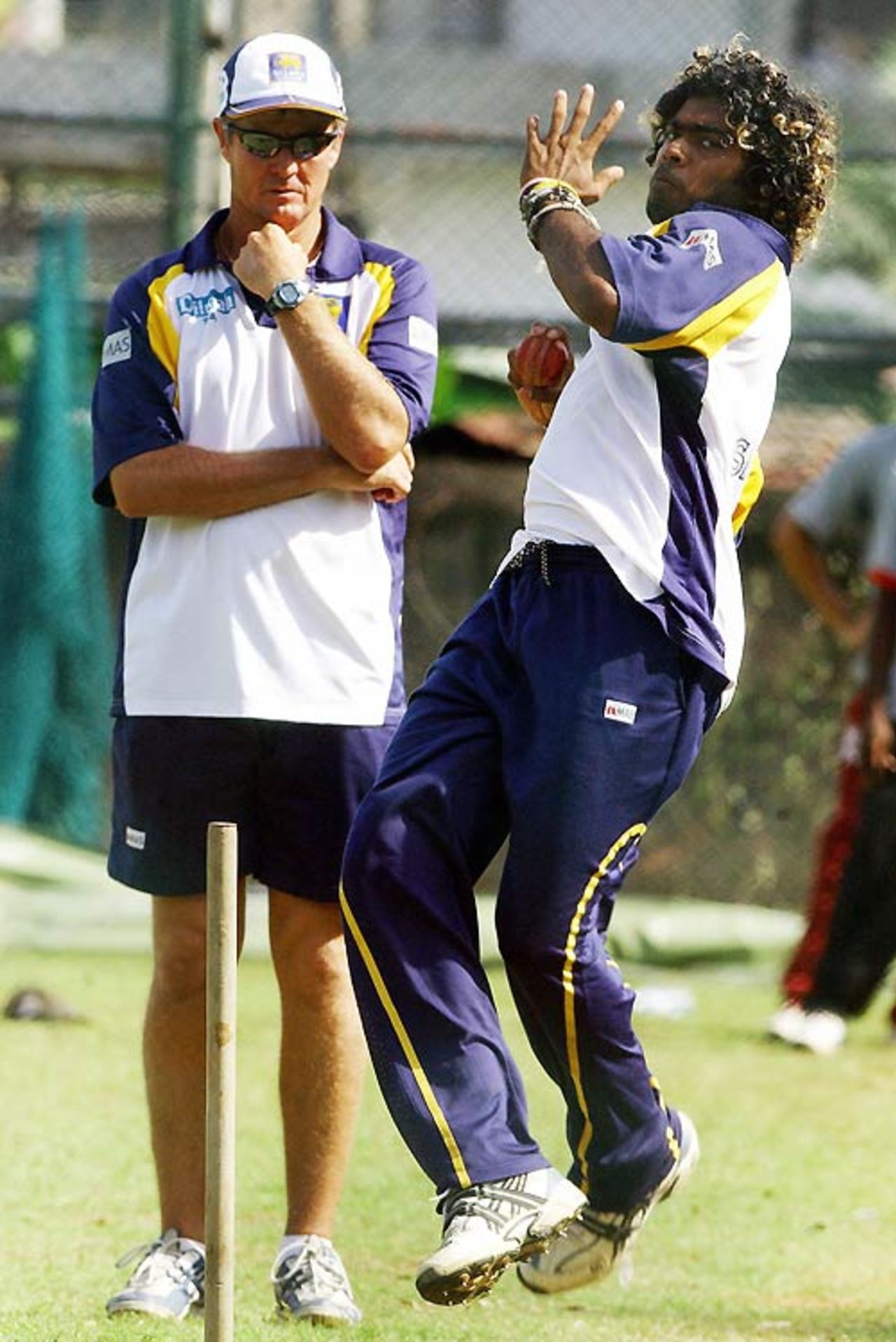 Lasith Malinga cuts loose at the nets as coach Trevor Penney looks on, Colombo, July 1, 2007