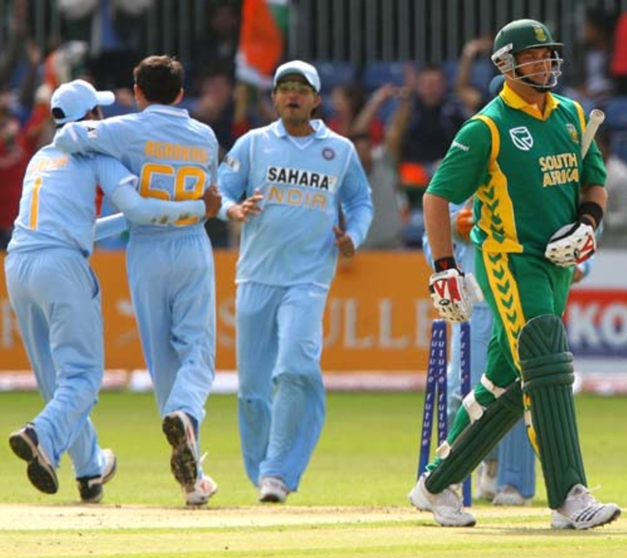 A clueless Jacques Kallis departs after being squared up by Ajit Agarkar, India v South Africa, 3rd ODI, Belfast, July 1, 2007