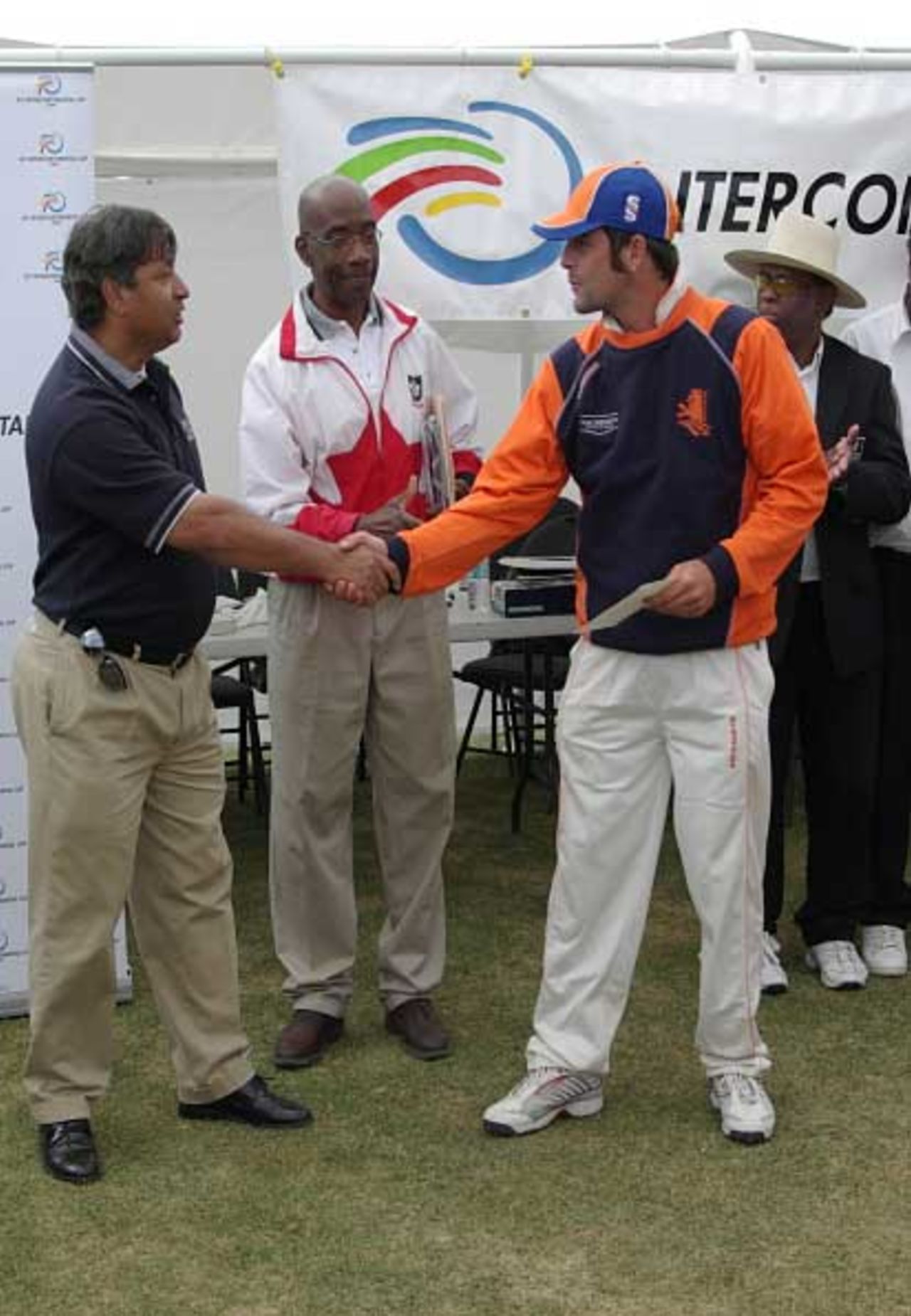 Peter Borren collects his Man-of-the-Match award, Canada v Netherlands, Intercontinental Cup, Toronto, July 1, 2007