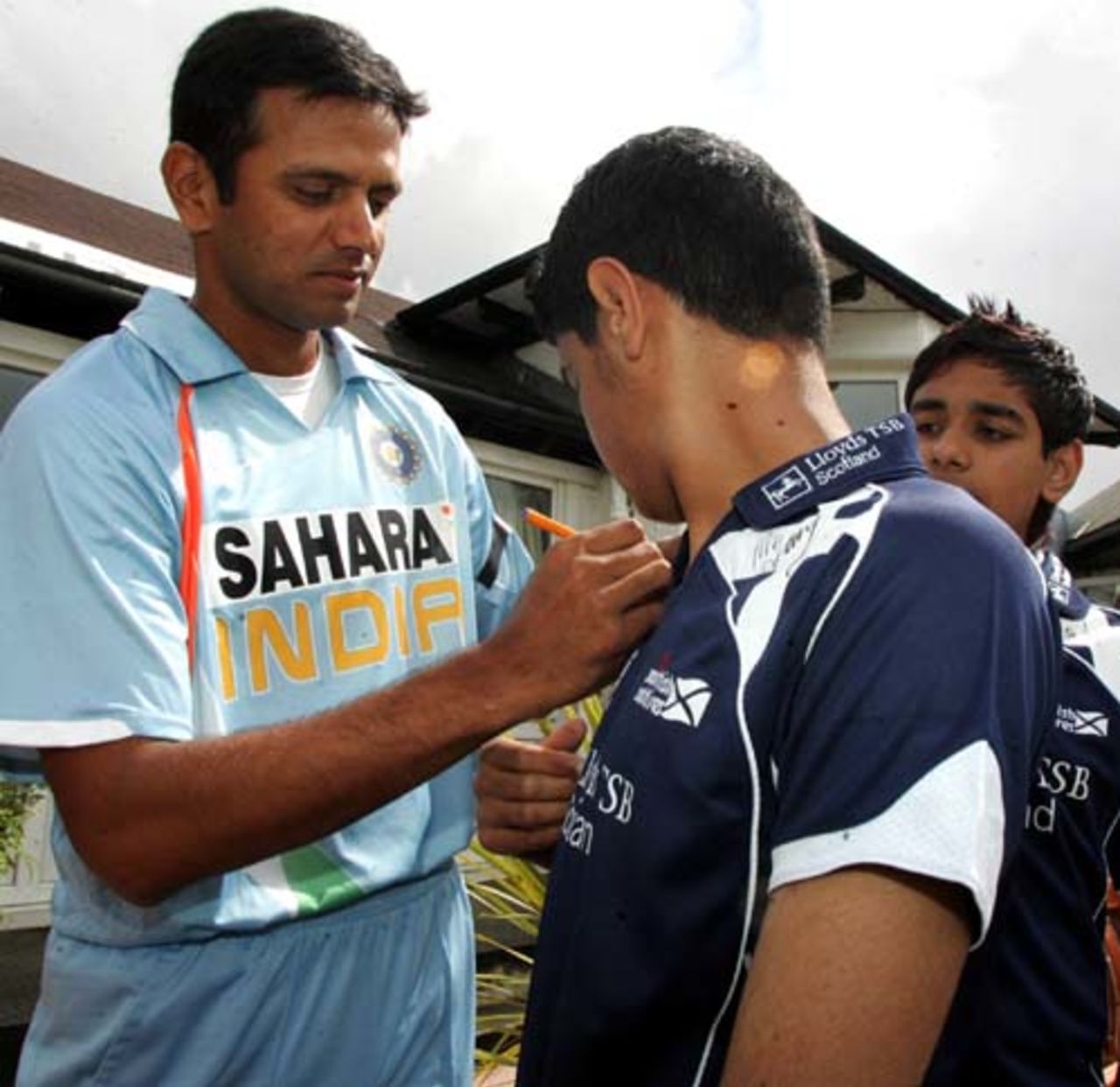 Rahul Dravid signs autographs ahead of the game against Pakistan, Glasgow, July 3, 2007