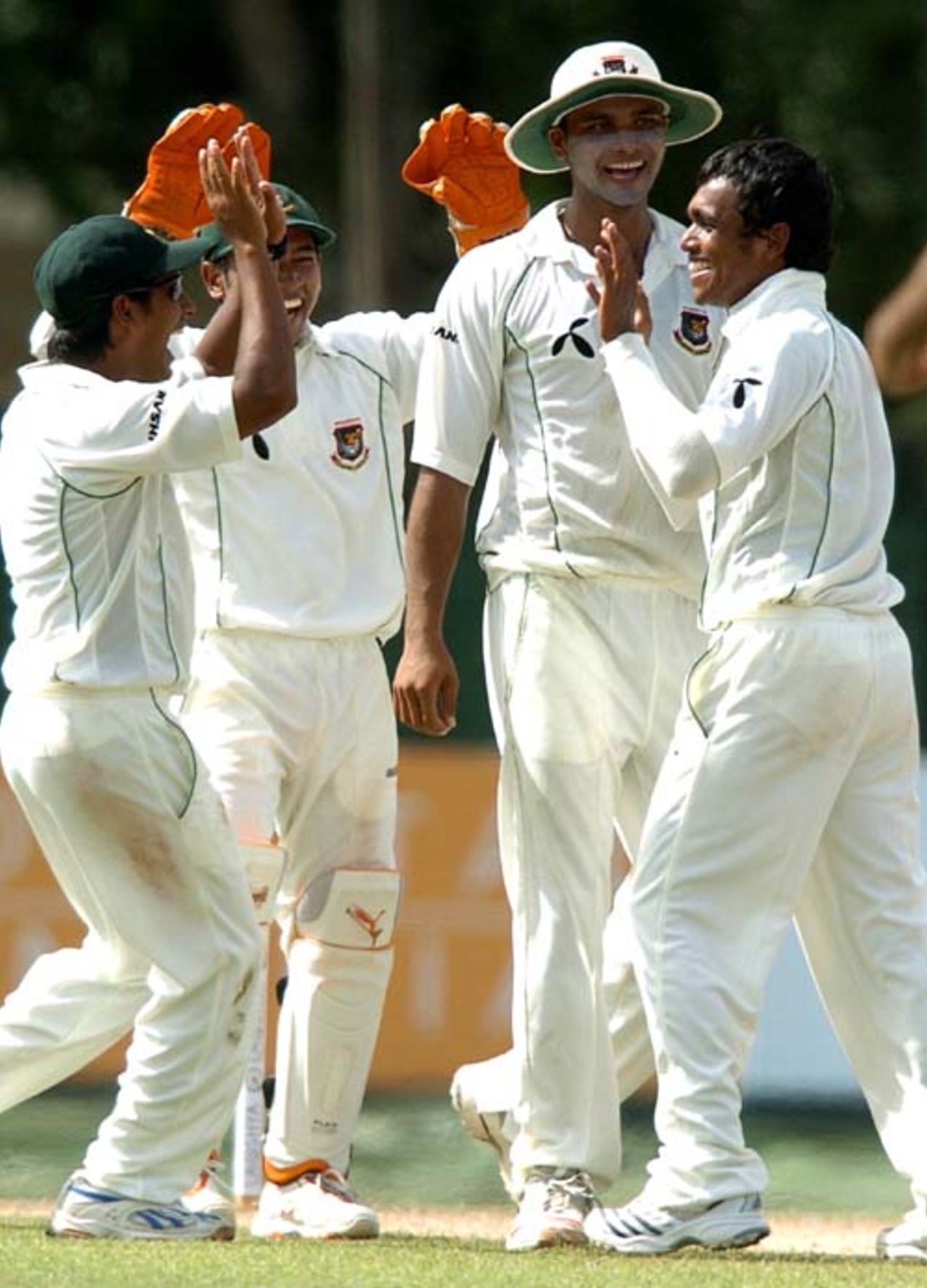 Mehrab Hossain (R) celebrates after dismissing Tillekeratne Dilshan, P. Saravanamuttu Stadium, Colombo, July 4, 2007