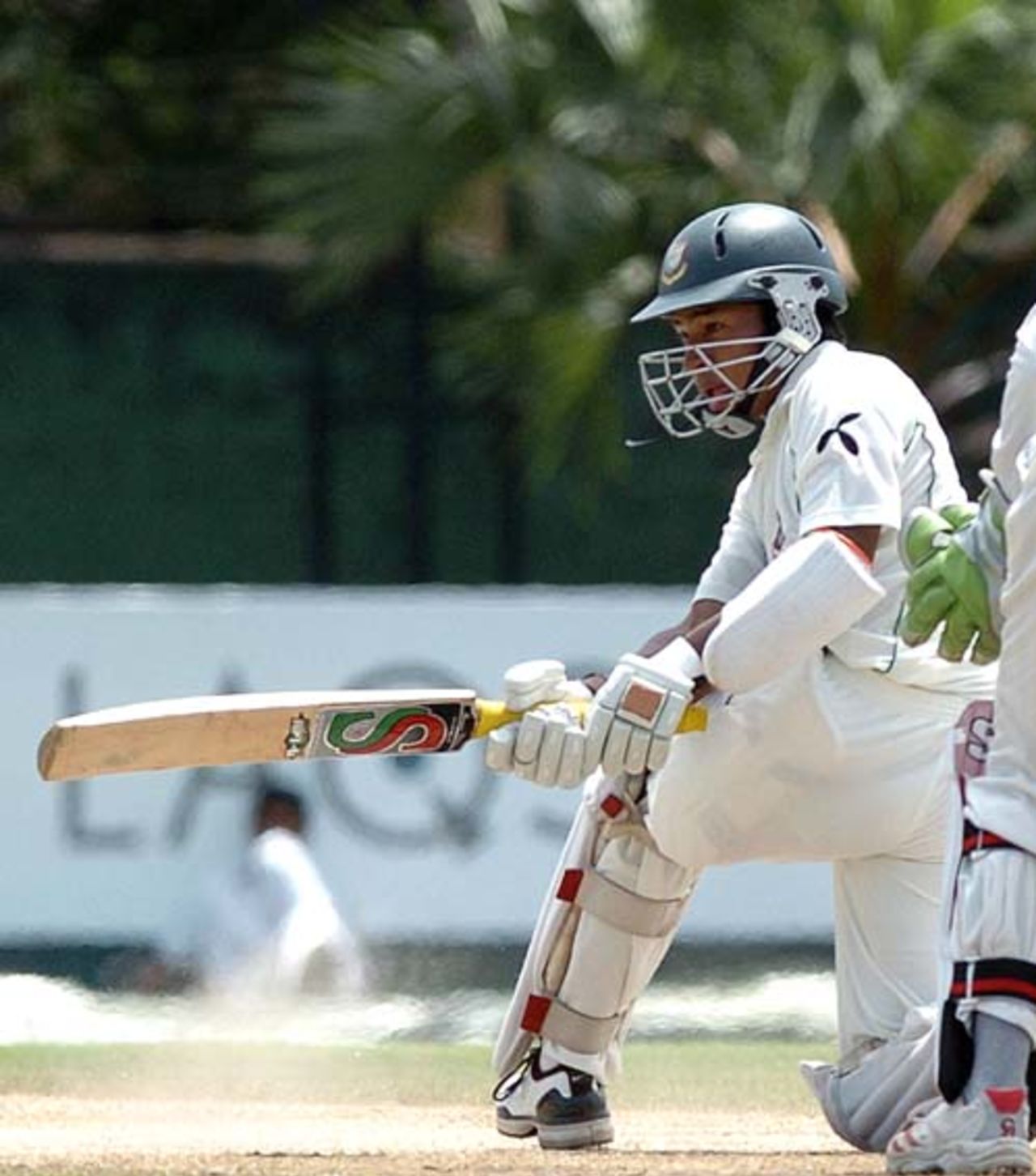 Mushfiqur Rahim defied the Sri Lankan bowlers and shared a century partnership with Mohammed Ashraful, Sri Lanka v Bangladesh, 2nd Test, 3rd day, Colombo, July 5, 2007