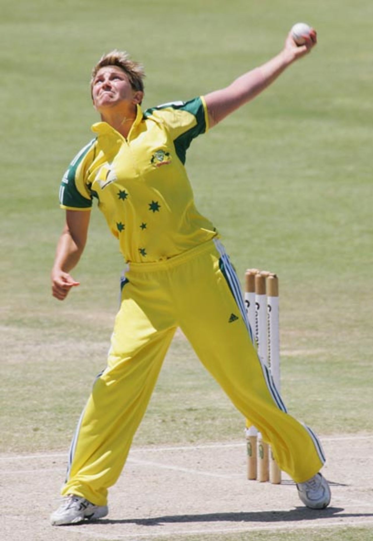 Shelley Nitschke of Australia bowls during the fifth match of the 2006 Rose Bowl Series against New Zealand at the Allan Border Field on 28 October.