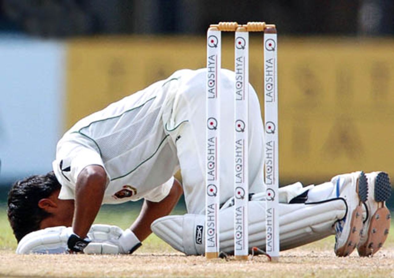 Mohammad Ashraful kisses the turf after reaching the three-figure mark, Sri Lanka v Bangladesh, 2nd Test, 3rd day, Colombo, July 5, 2007