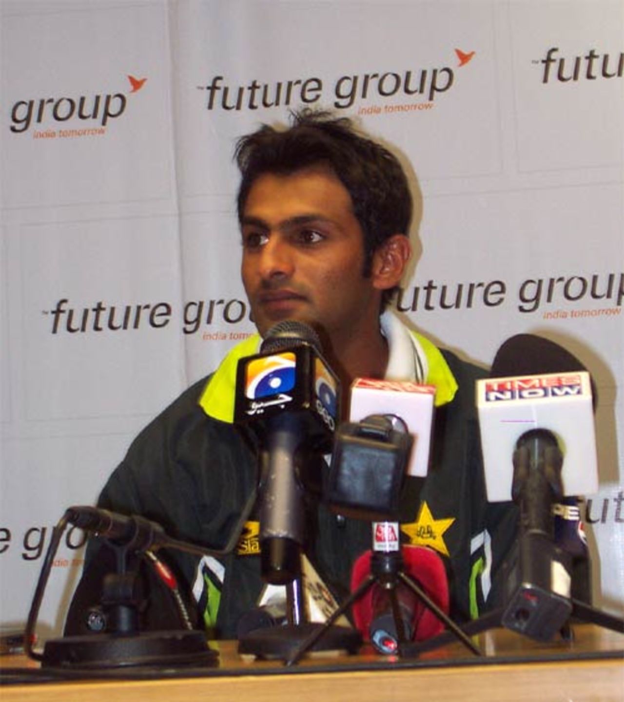 Shoaib Malik answers questions at a press conference before the match against India in Glasgow, July 2, 2007, Glasgow
