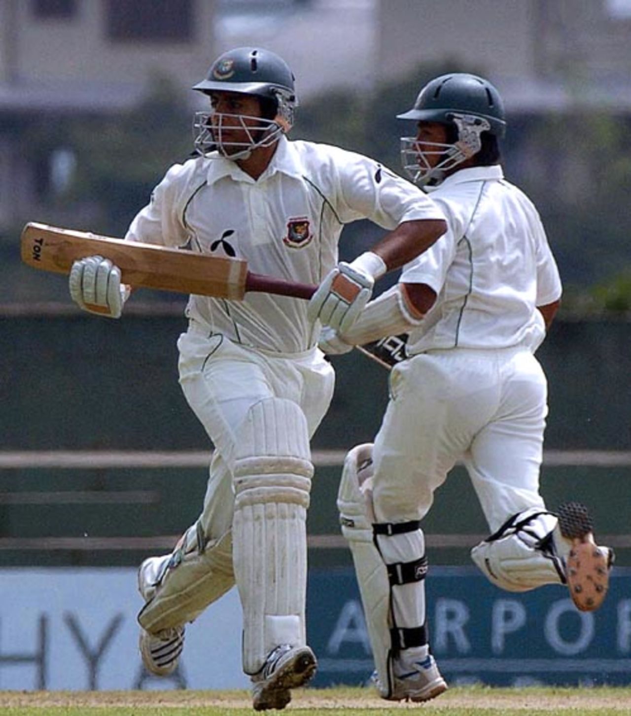 Tushar Imran and Mohammad Ashraful pick up a single, Sri Lanka v Bangladesh, 3rd Test, Asgiriya International Stadium, Kandy, 2nd day, July 12, 2007

