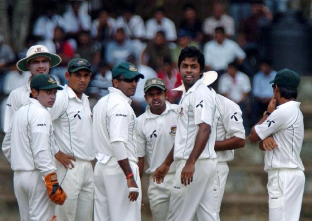 Syed Rasel and the rest of the Bangladesh team celebrate Upul Tharanga's dismissal, Sri Lanka v Bangladesh, 3rd Test, Asgiriya International Stadium, Kandy, 3rd day, July 13, 2007