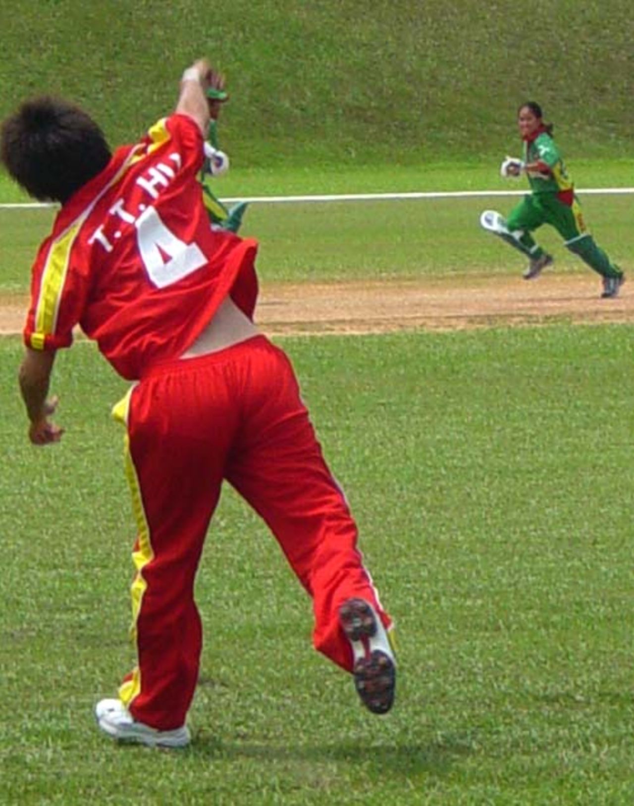 China's Hu Ting Ting attempts to run out Ayesha Akhter, Bangladesh women v China women, ACC women's tournament, Johor, July 15, 2007