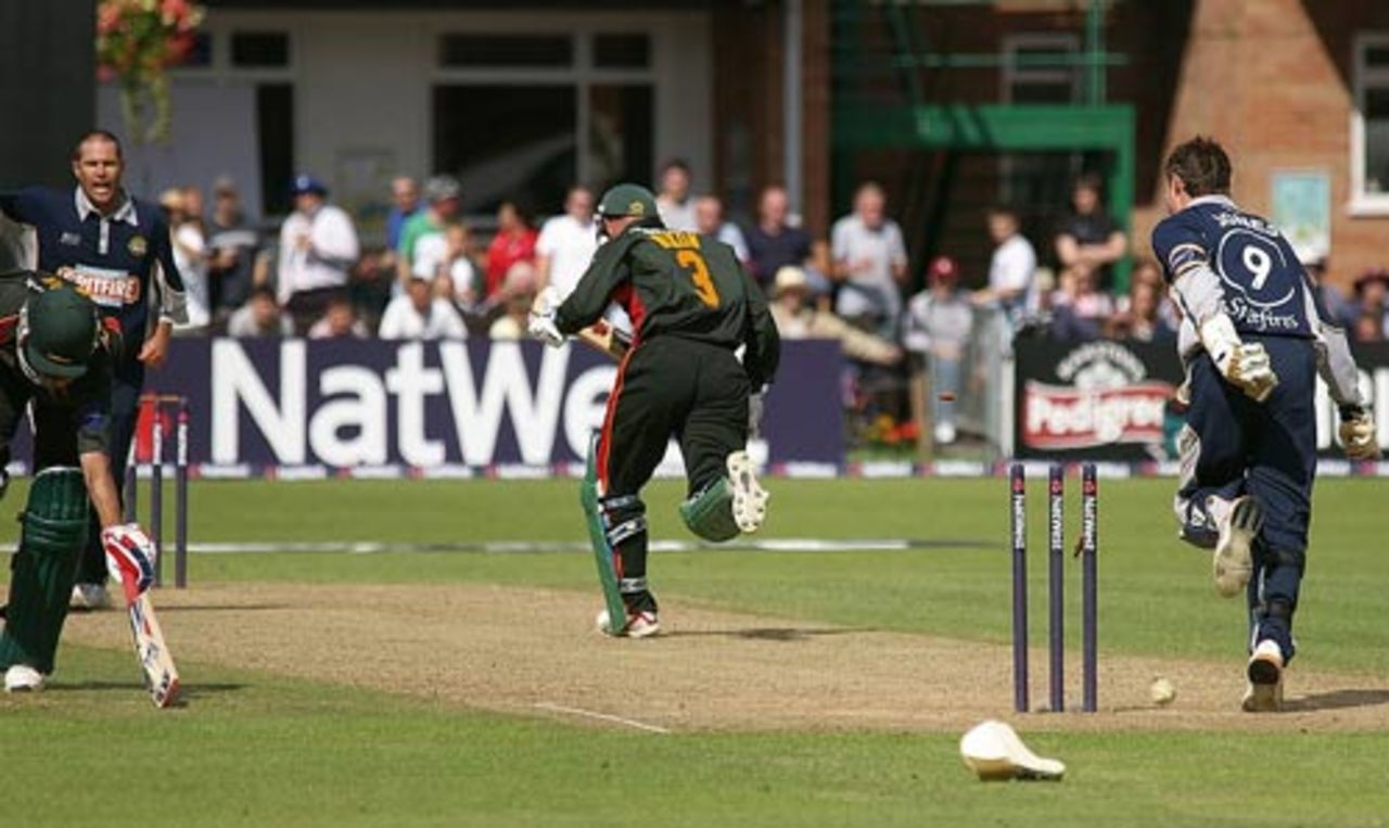 Mansoor Amjad is caught short of the crease, Leicestershire v Kent, Pro40, Grace Road, June 14, 2007
