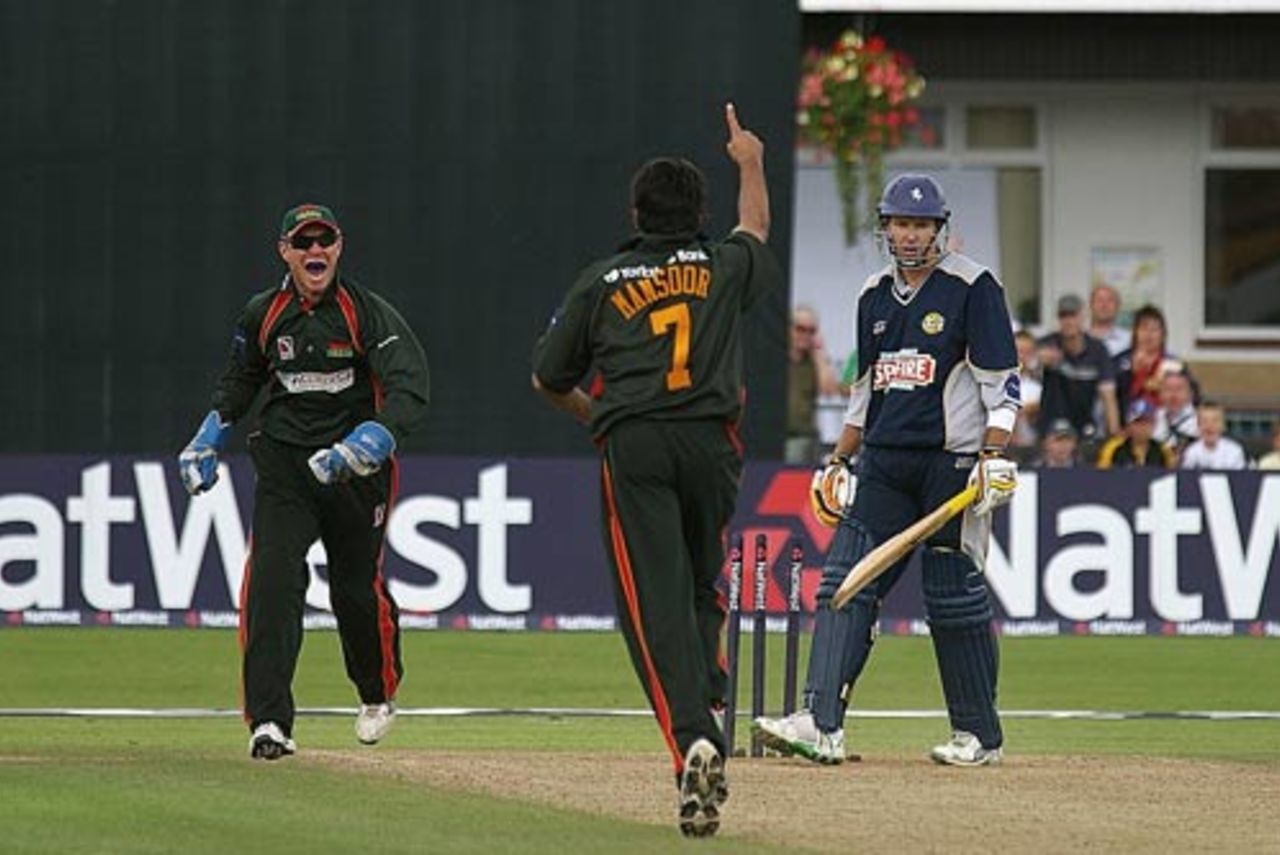 Mansoor Amjad celebrates bowling Martin van Jaarsveld first ball, Leicestershire v Kent, Pro40, Grace Road, June 14, 2007

