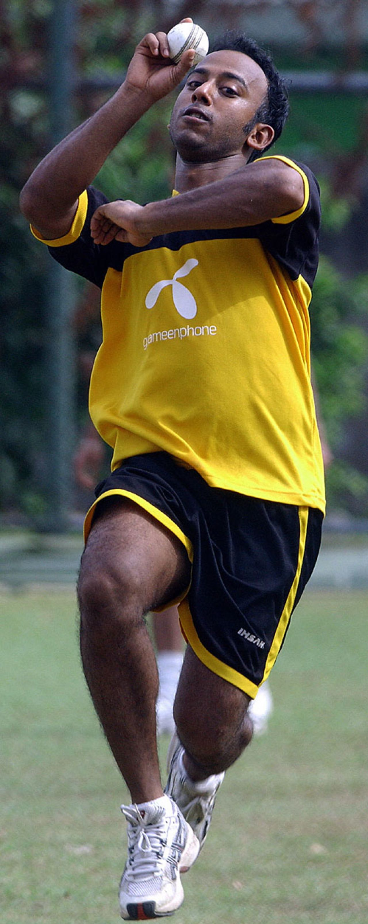 Aftab Ahmed about to unleash a delivery during a practice session, Colombo, July 17, 2007